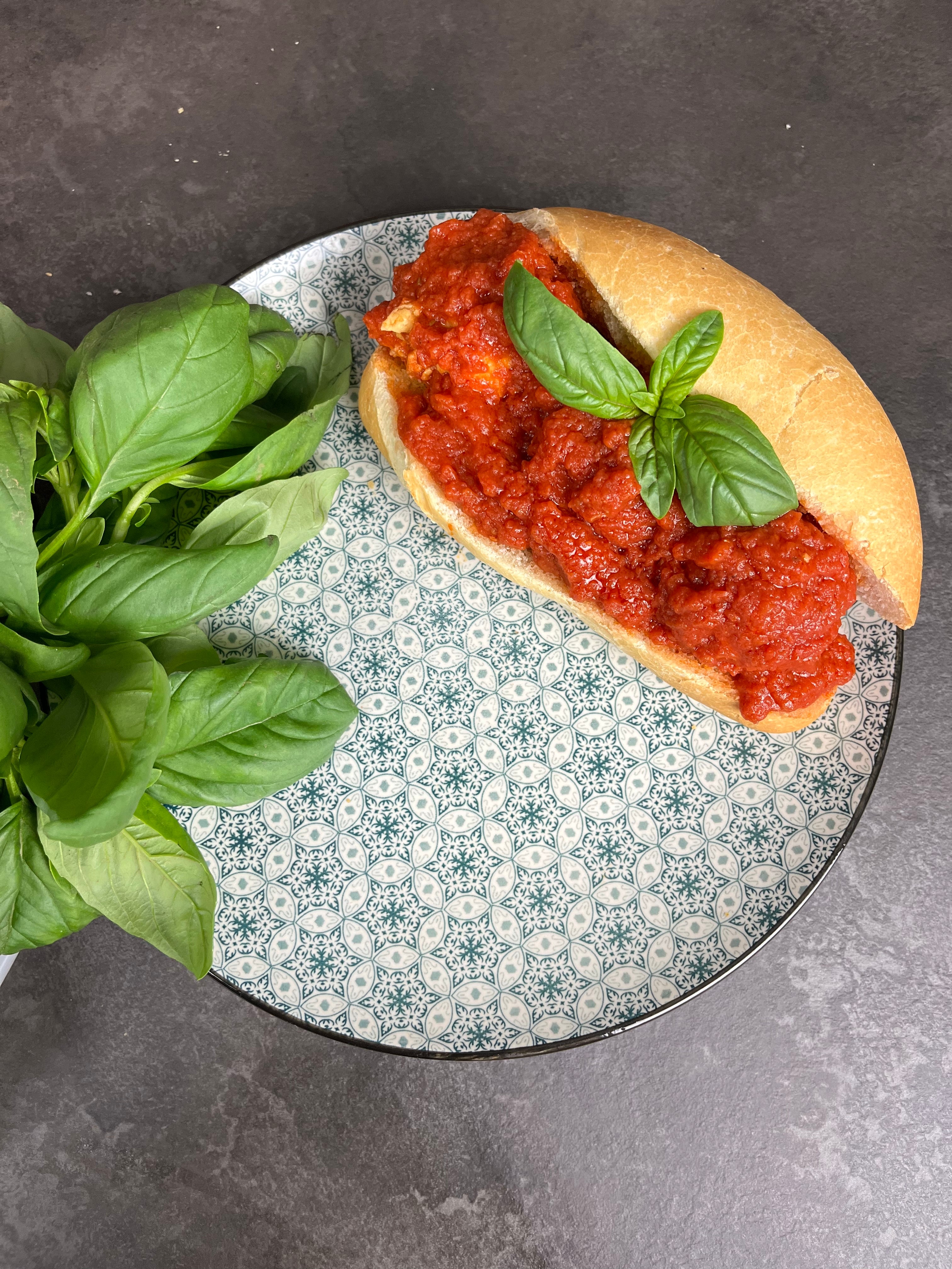 Panino con polpette vegetali al pomodoro