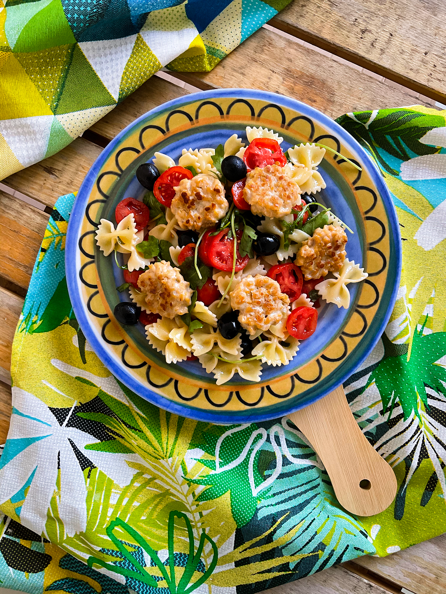 Pasta fredda con burger vegetali gusto pollo